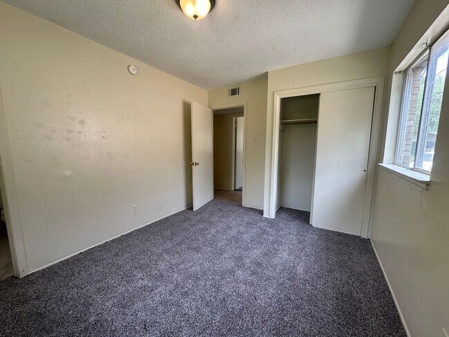 Building Photo - 4000 Acree St