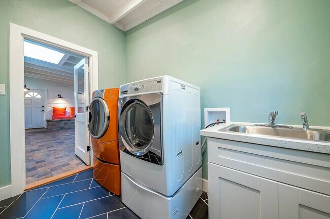 Building Photo - 1185 Tamarack Ave