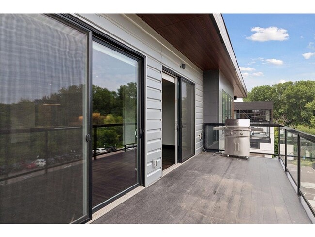 Building Photo - 253 Lake St E