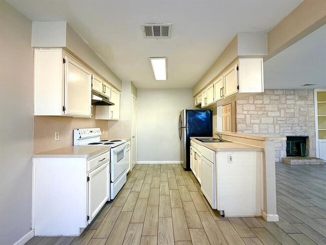 Building Photo - 209 E Noton St