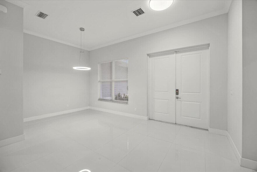 Building Photo - 419 SW Namoit Pl