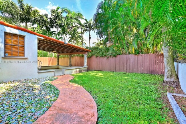 Building Photo - 1027 SW 22nd St