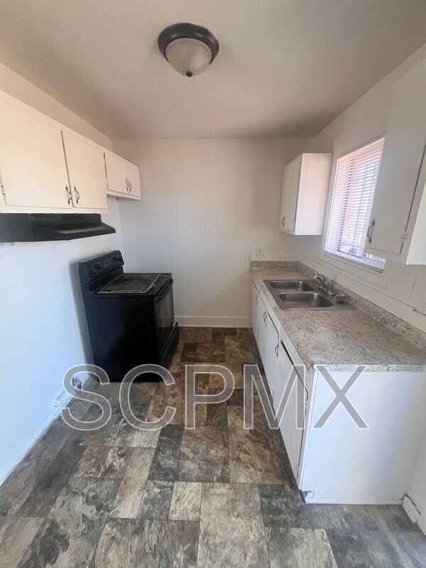 Building Photo - 532 Camrose Dr