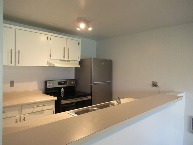 Building Photo - Ground Level, end unit one bedroom, one ba...