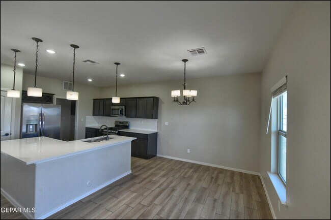 Building Photo - 516 Logwood Ave