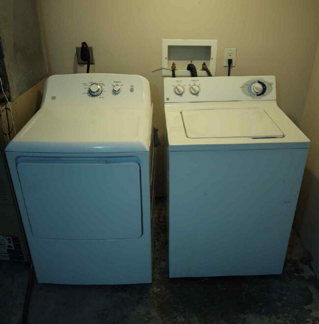 Building Photo - $1,495 | 2 Bedroom, 2.5 Bathroom Town Home | Pet Friendly* | Available for August 1st, 2026 Move In!