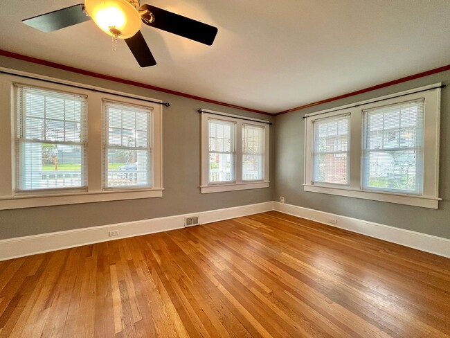 Building Photo - Charming West Asheville Home!