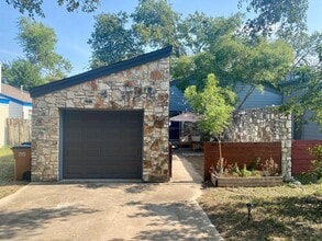 Building Photo - King Albert