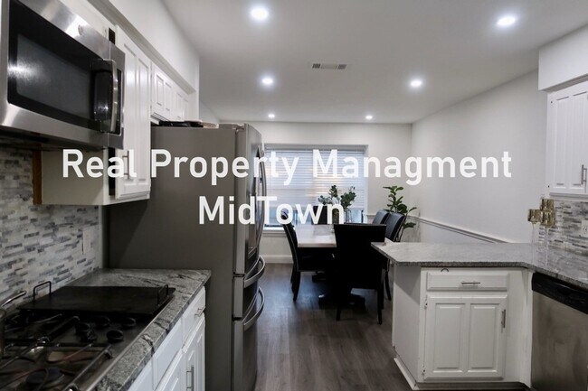Building Photo - Charming Home Centrally Located in the DFW