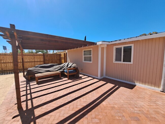 Building Photo - All Tile & Mini Splits!