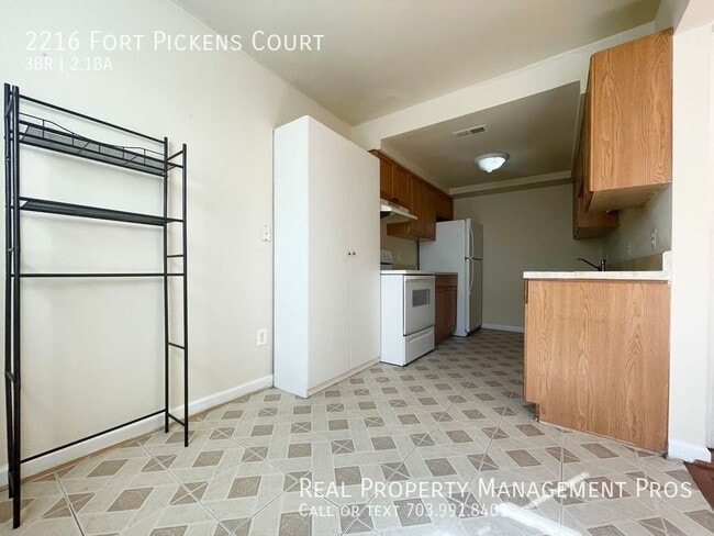 Building Photo - 2216 Fort Pickens Ct