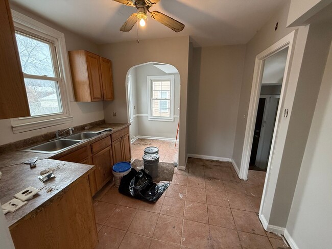 Building Photo - 3 BED 1.5 BATH SINGLE FAMILY HOME IN CLEVE...