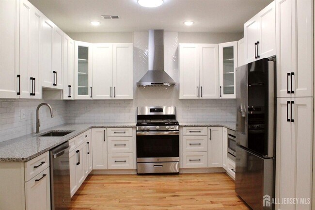 Building Photo - 120 Forest Dr