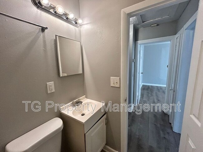 Building Photo - 3516 Phyllis St