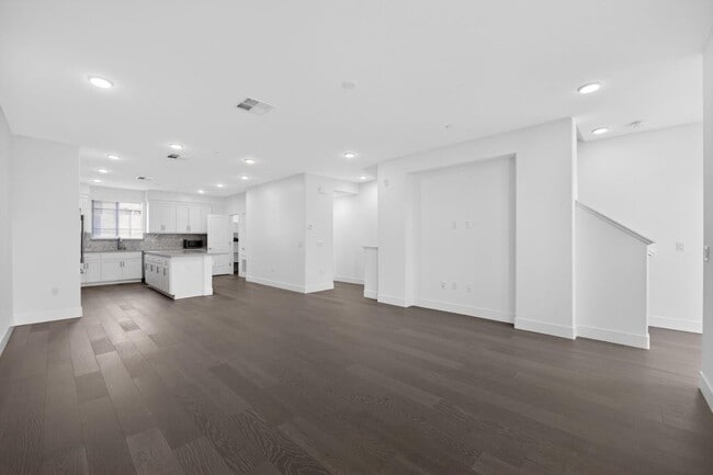 Building Photo - 392 Line St