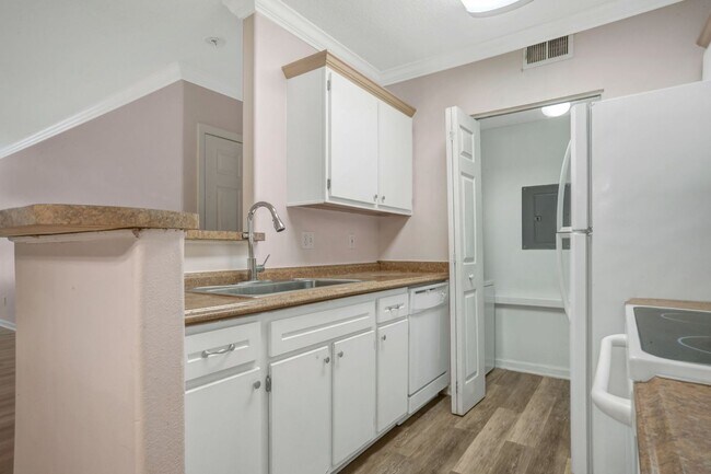 Building Photo - Lovely First Floor Condo at Plantation Point