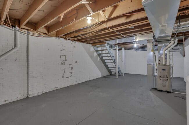 Building Photo - Modern 2BR Townhouse | Walk to Downtown | All Utilities Included