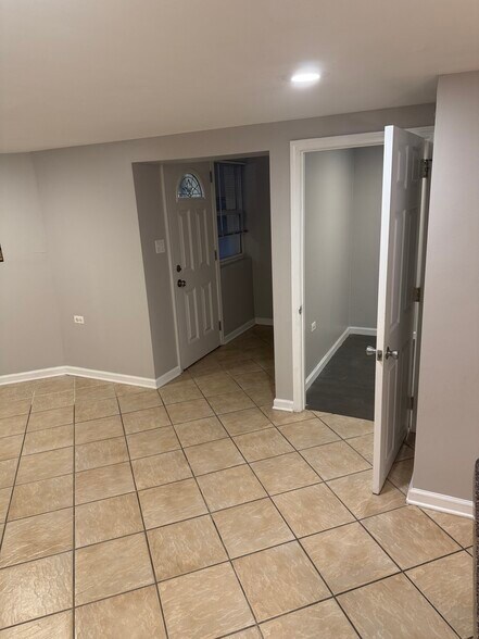 Building Photo - 2727 N Artesian Ave