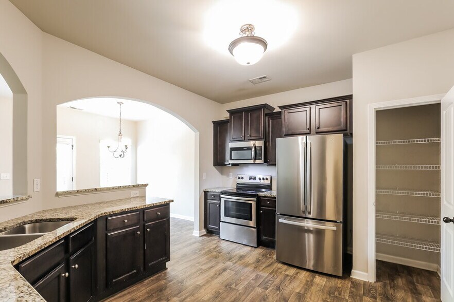 Building Photo - 285 Magnaview Dr