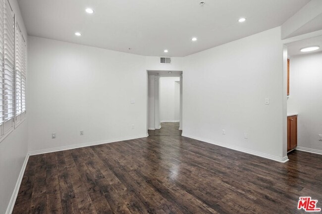 Building Photo - 360 W Ave 26