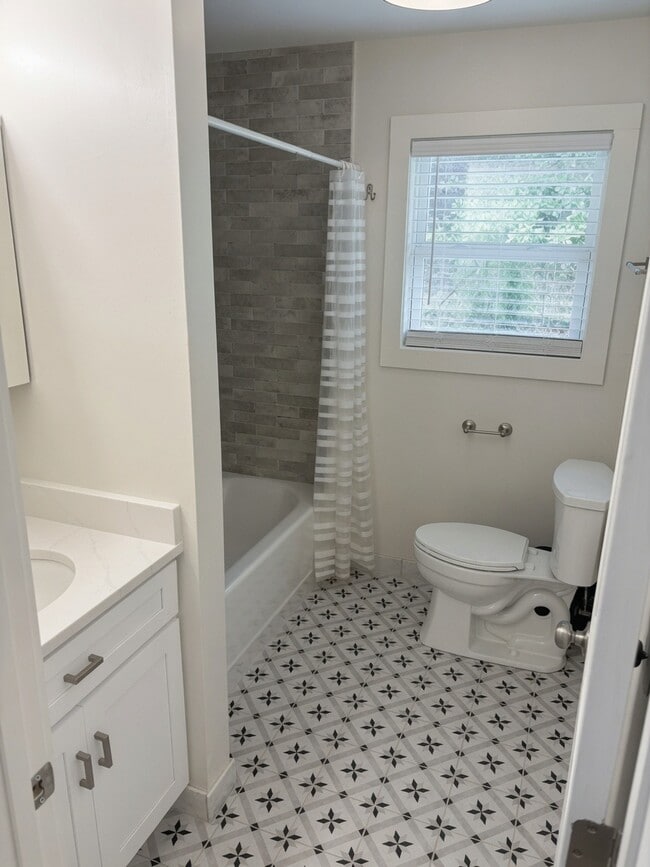 Building Photo - 1123 White Oak Dr