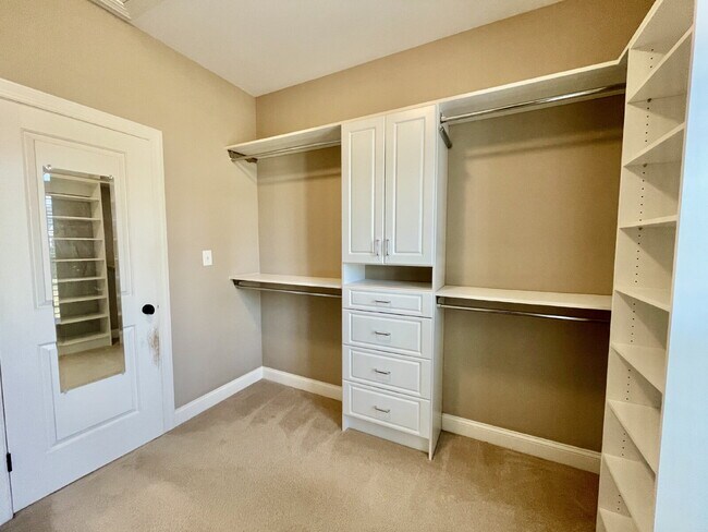 Building Photo - 4 Bed, 2 Bath Nest With Pool In Mariner's Pointe