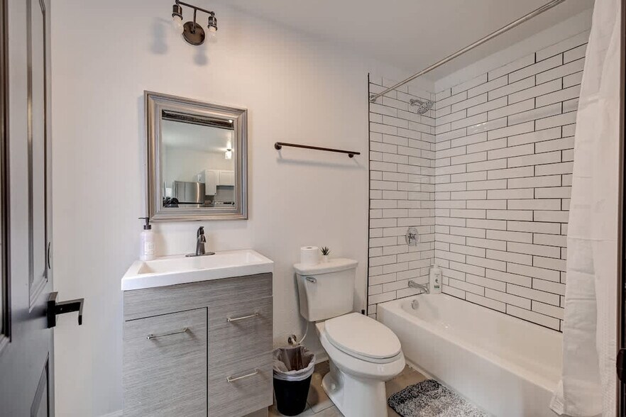 Building Photo - 1925 N Prospect Ave