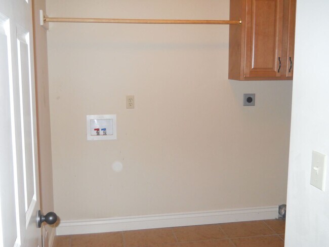 Building Photo - Beautiful 3 bedroom house in a quiet HOA neighborhood with lots of perks!