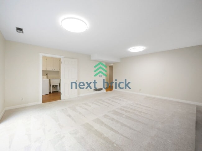 Building Photo - 3 Bed and 3 Bath Plus Office Private Single-family Home is Available for Rent!