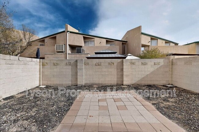 Building Photo - 1732 Del Cielo Dr NW