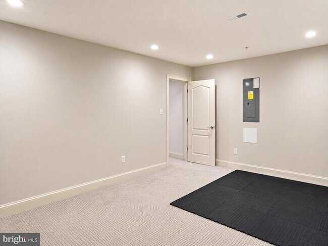 Building Photo - 3332 Burton Dr