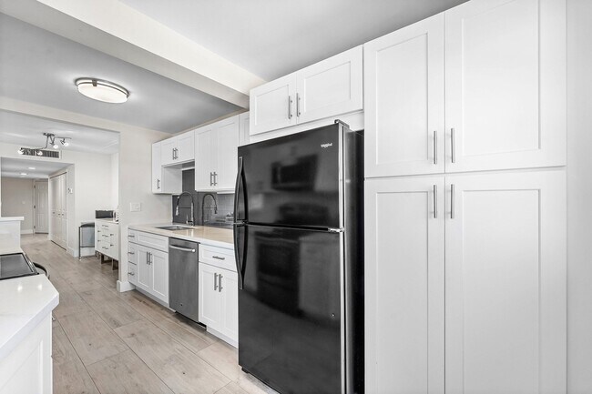 Building Photo - 1160 Hillsboro Mile