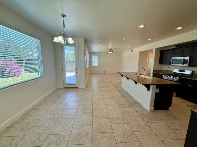Building Photo - Beautiful Spacious 5 Bedroom Home located ...