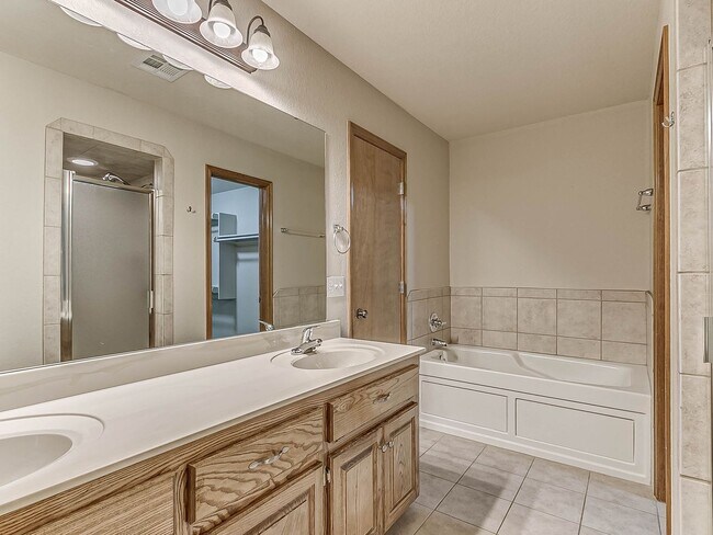 Building Photo - 4 Bed | 2 Bath | 2 Car Garage - Edmond Schools - North Hampton Addition