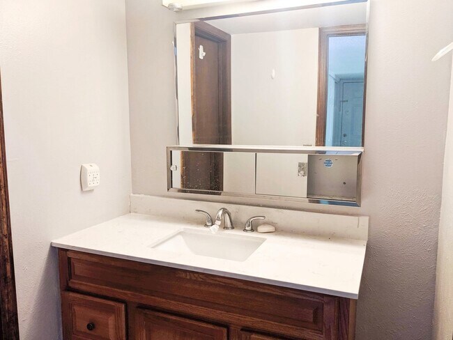 Building Photo - Charming 1 Bed, 1 Bath Condo in Denver wit...