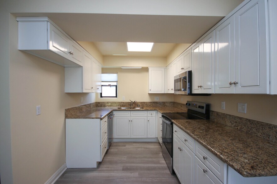 Building Photo - 874 S Marengo Ave