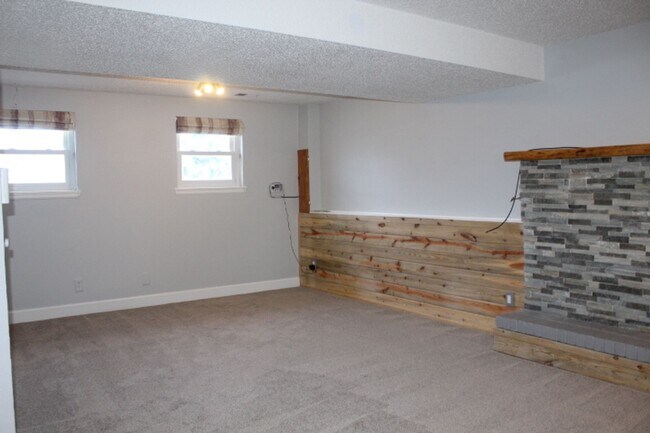 Building Photo - Columbine Hills - 3 BR/2 1/2 BA Home!