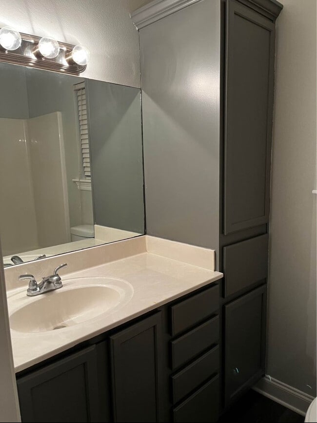 Building Photo - Unit B-2