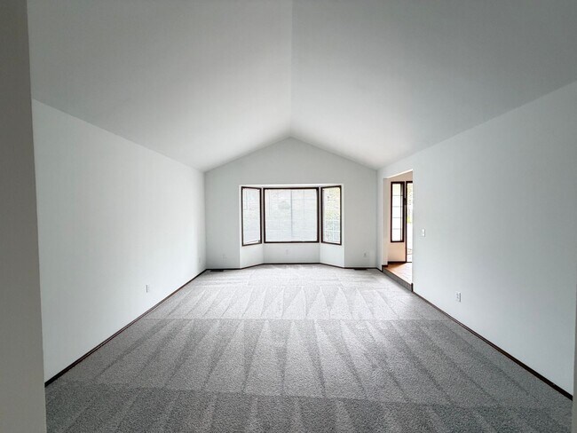 Building Photo - Saratoga Reach Beauty: Updated 4BR Home with Deck, Fireplace & Prime Mukilteo Location