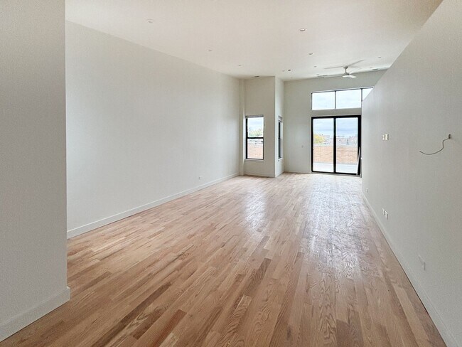 Building Photo - Spectacular 3 Bed/3 Bath Penthouse Apartment in prime Lincoln Park Location. Semi-Private Elevato...