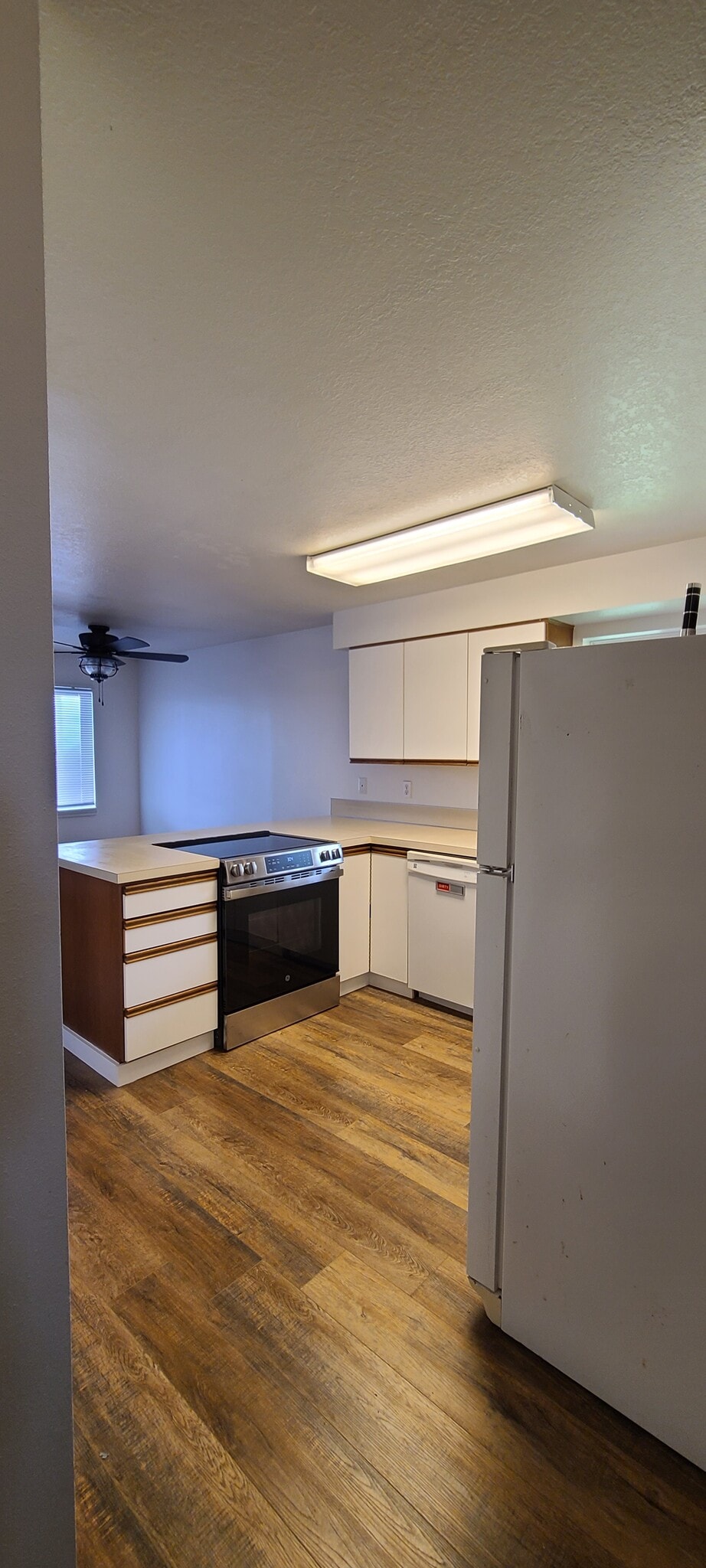 Kitchen and dining area - 442 SW Coast Ave