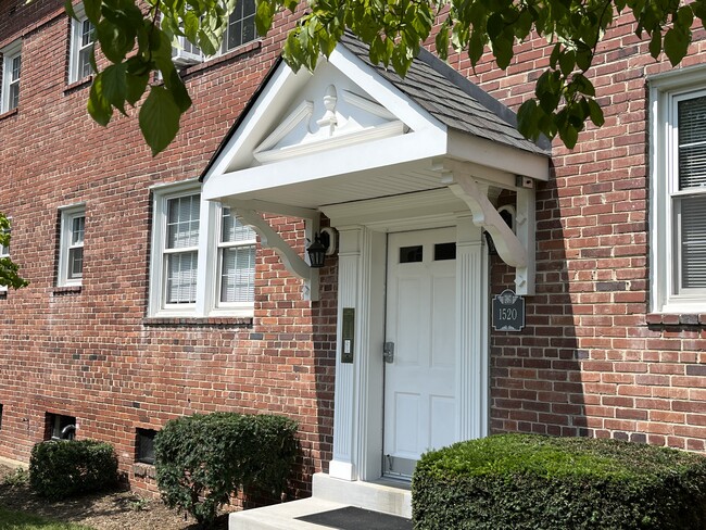 Entrance to Acorn Chalet - 1520 N Lancaster