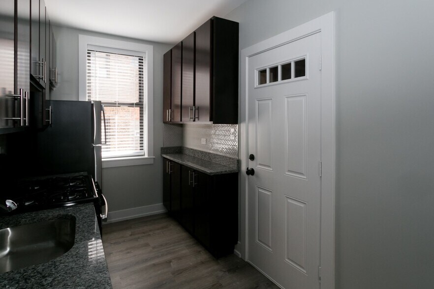 Building Photo - 710 W Brompton