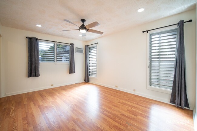 Building Photo - MOANALUA GARDENS Very Spacious 2BR/1BA/ple...