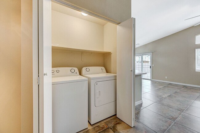 Building Photo - Rare Single Story Home with hard flooring!