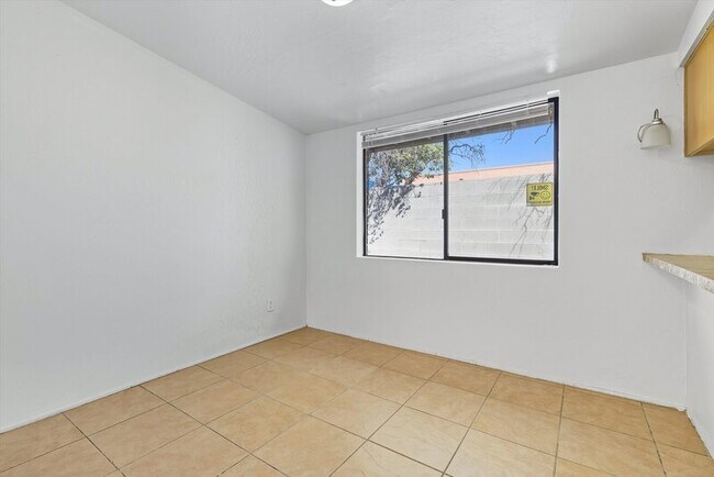 Building Photo - 1662 N Beverly Ave