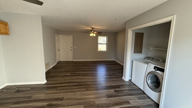 Building Photo - 110 Central Lake Dr