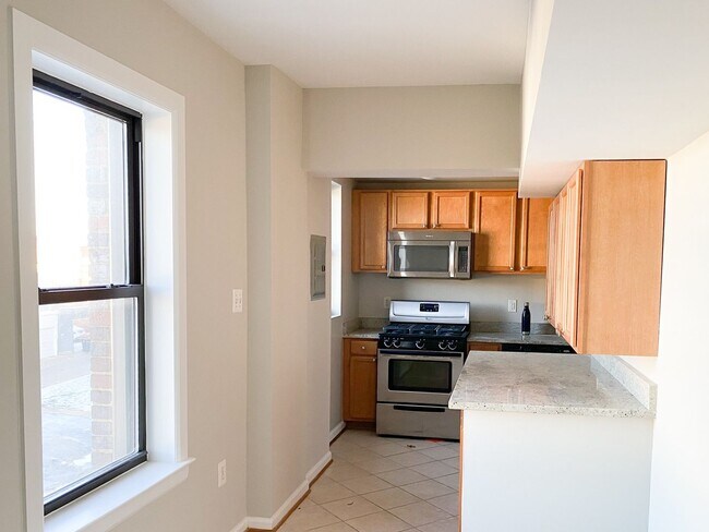 Building Photo - On 14th Street 2 Bedroom in Columbia Heights