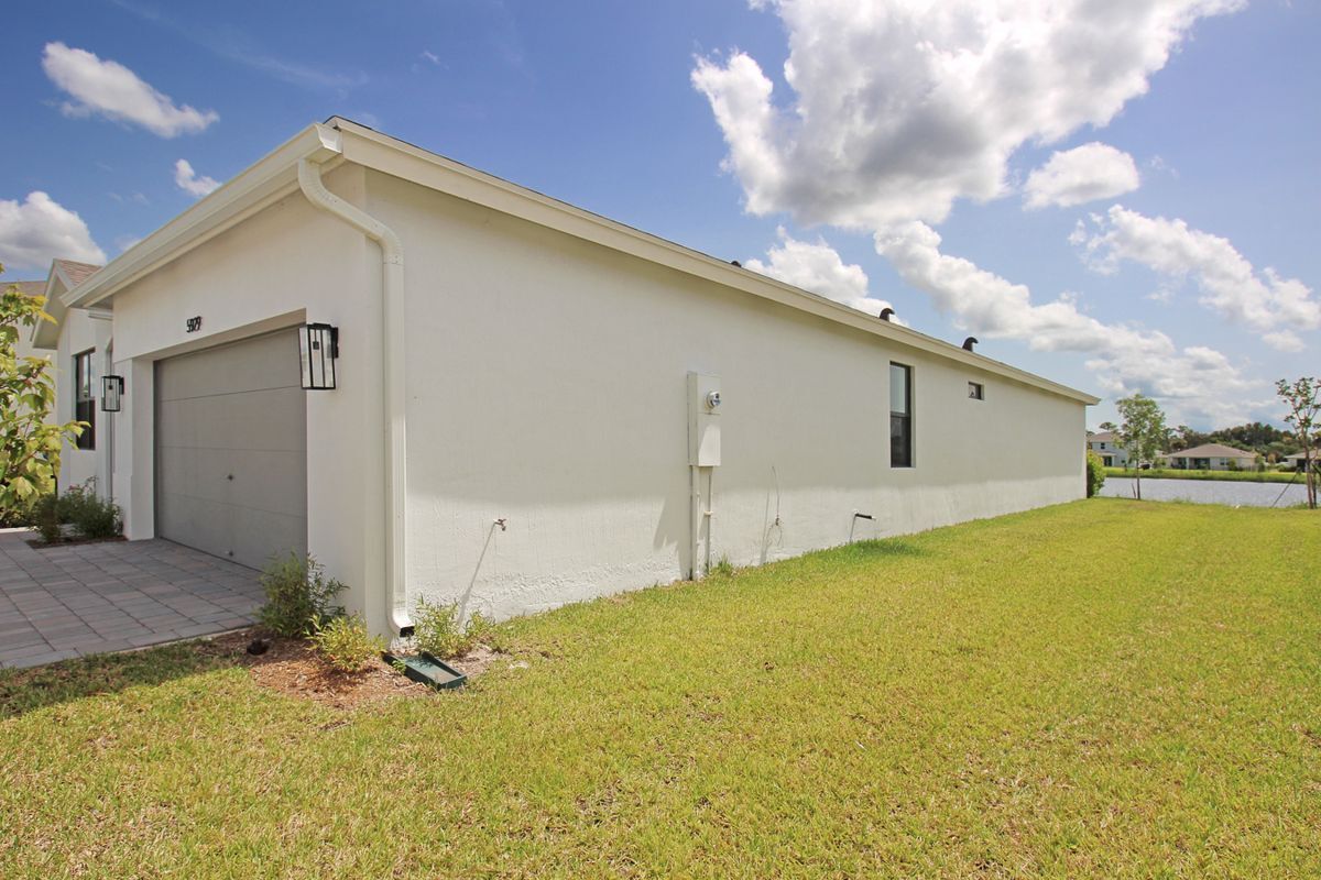 Building Photo - 5929 SE Sky Blue Cir