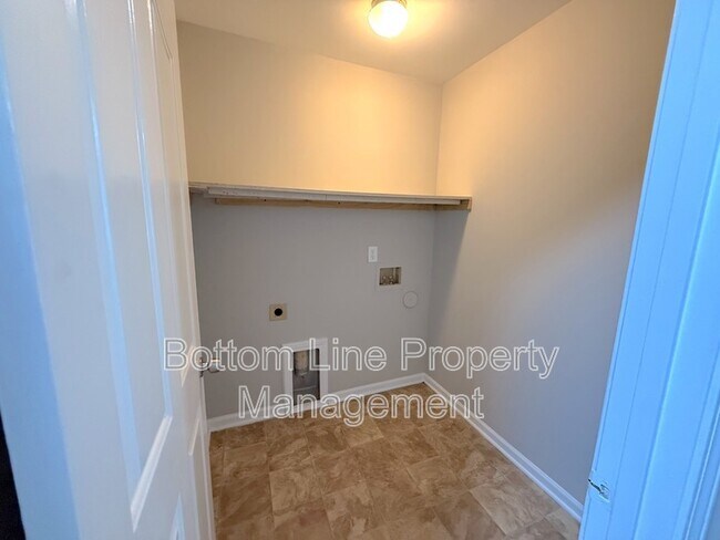 Building Photo - 5622 Wallace Cabin Dr